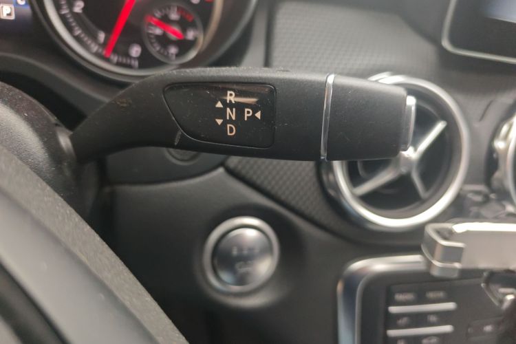 奔驰GLA 2018款 GLA 220 4MATIC 运动型中控内饰18