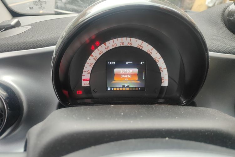 smart fortwo 2018款 0.9T 66千瓦硬顶先锋版 国V中控内饰14