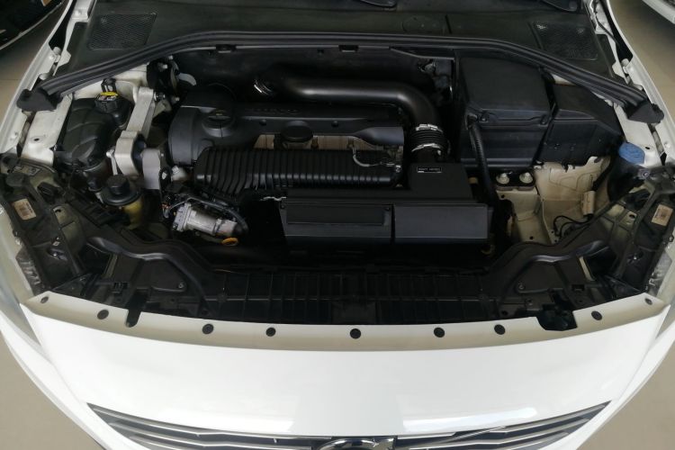 沃尔沃V60 2014款 T5 智逸版机舱底盘24