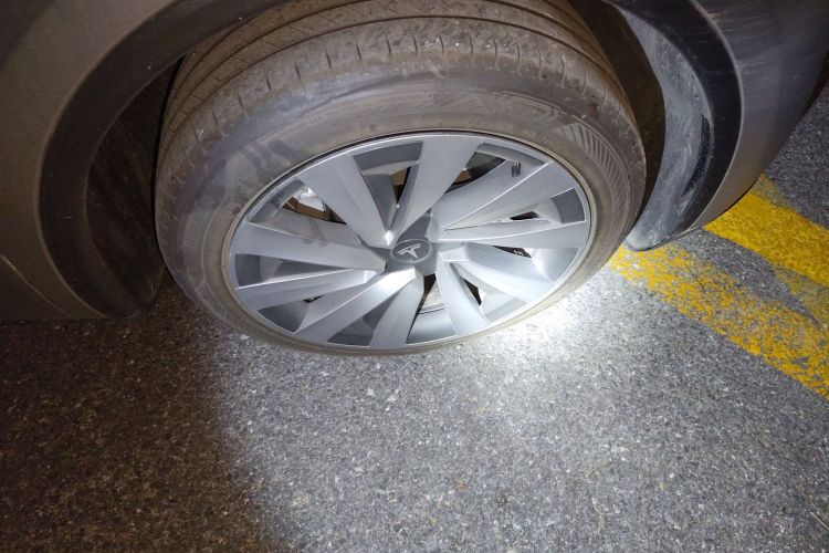 特斯拉 Model Y 2025款 后轮驱动版车身外观10