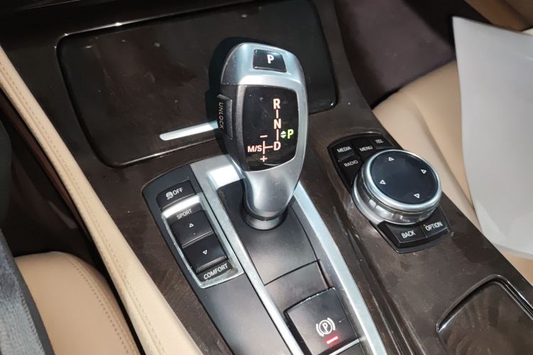 宝马5系 2014款 530Li 豪华设计套装中控内饰18