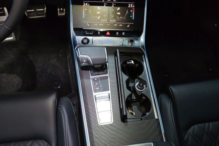 奥迪A6L 2025款 改款 45 TFSI quattro 臻选动感型中控内饰18