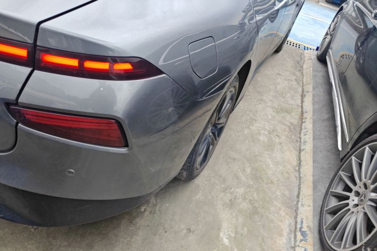 小鹏P7 2021款 480G车身外观9