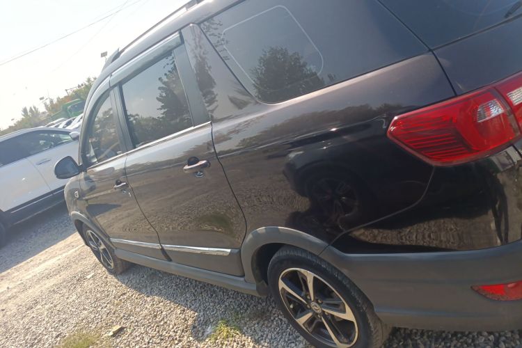 东风风光 风光370 2020款 S370 1.5L CVT豪华型 5座车身外观4