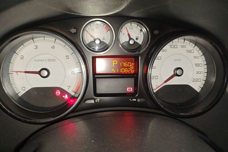 标致408 2013款 2.0L 自动舒适版中控内饰15