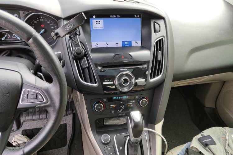 福特 福克斯 2017款 三厢 EcoBoost 180 自动旗舰型中控内饰16