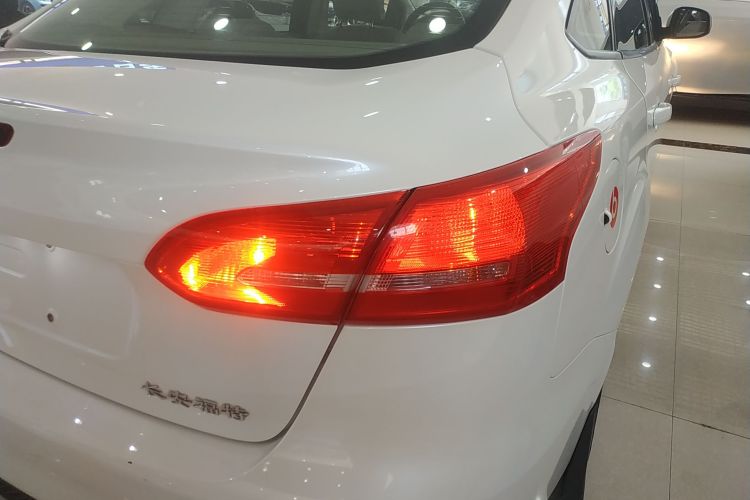 福特 福克斯 2017款 三厢 1.6L 自动舒适型智行版车身外观9