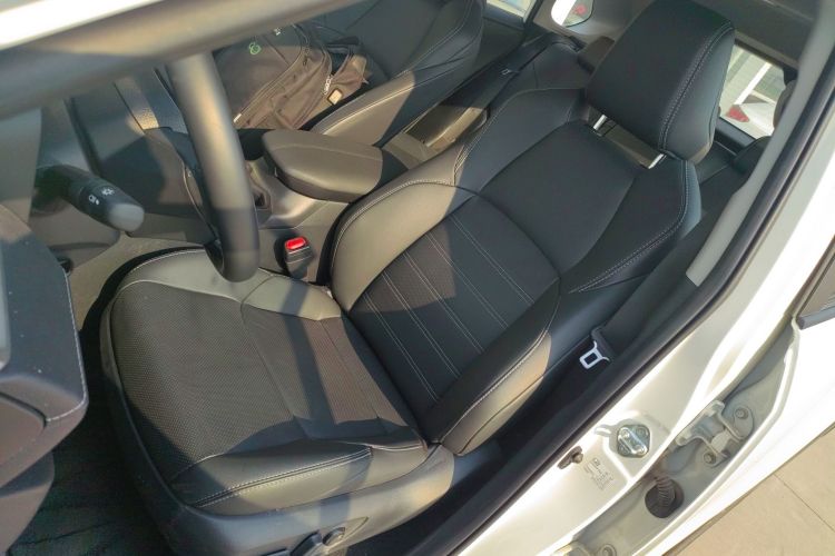 丰田 威兰达 2023款 双擎 2.5L E-CVT四驱尊贵版局部细节19