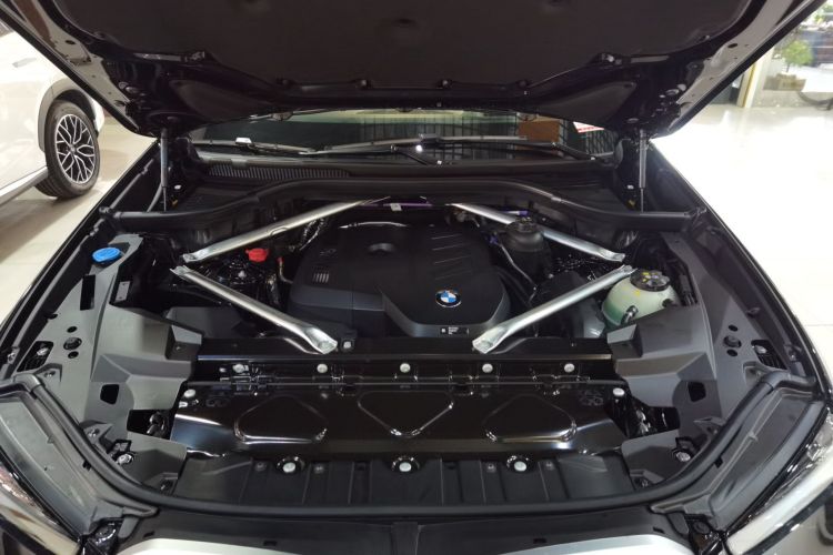 宝马X5 2026款 xDrive 30Li 尊享型M运动曜夜套装机舱底盘24