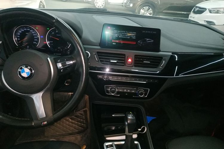 宝马1系 2019款 118i M运动套装中控内饰16