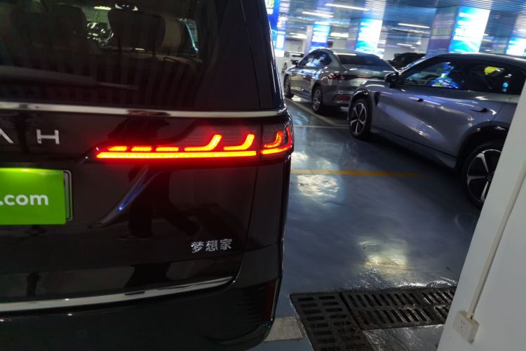 岚图汽车 岚图梦想家 2022款 0碳版 梦+智享包 475km车身外观9