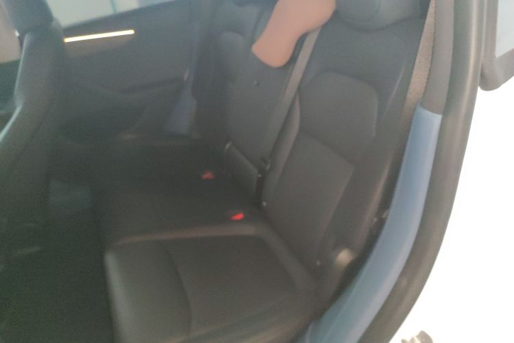 特斯拉 Model Y 2025款 长续航全轮驱动版中控内饰7004