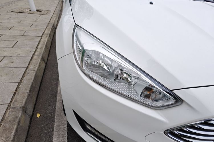 福特 福克斯 2015款 三厢 1.6L 手动风尚型车身外观8