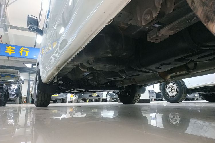 江铃福顺 2023款 2.0T 手动短轴中顶商运型多功能乘用车5座局部细节9002