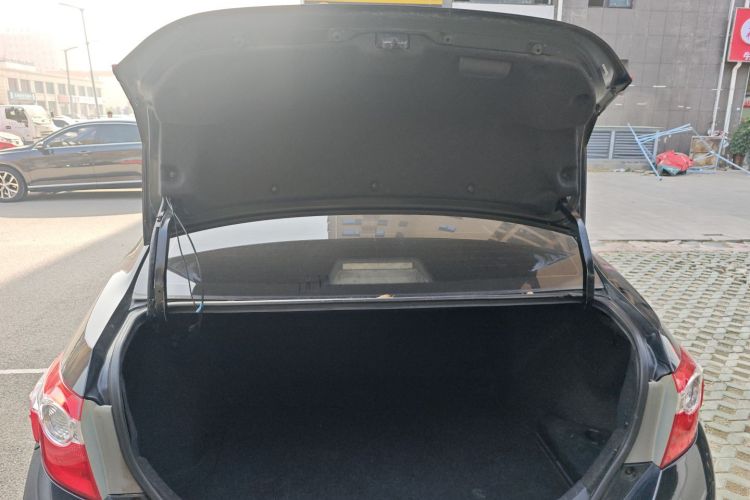 丰田 雷凌 2016款 1.6G 手动精英版机舱底盘23