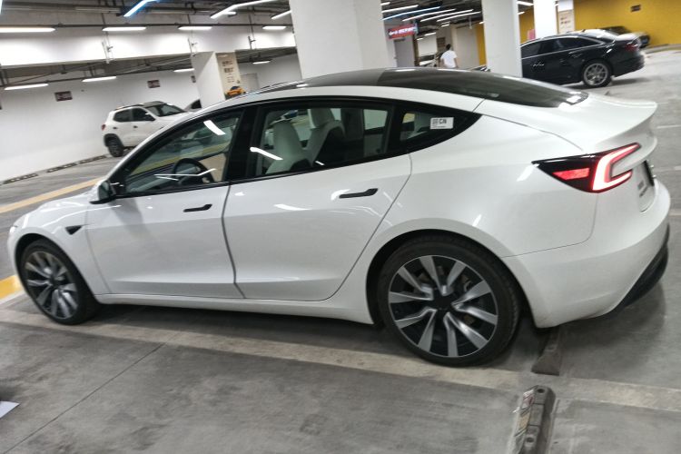 特斯拉 Model 3 2023款 后轮驱动版车身外观4