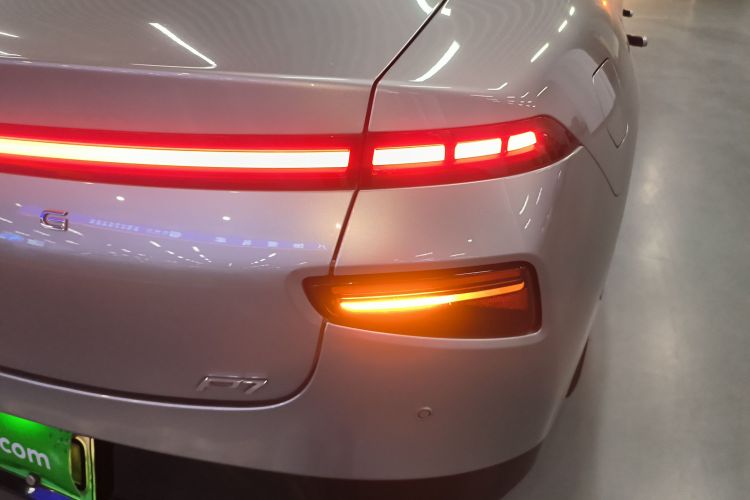 小鹏P7 2022款 480E车身外观9