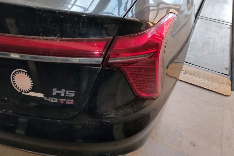 红旗H5 2023款 2.0T 自动智联旗畅版车身外观9