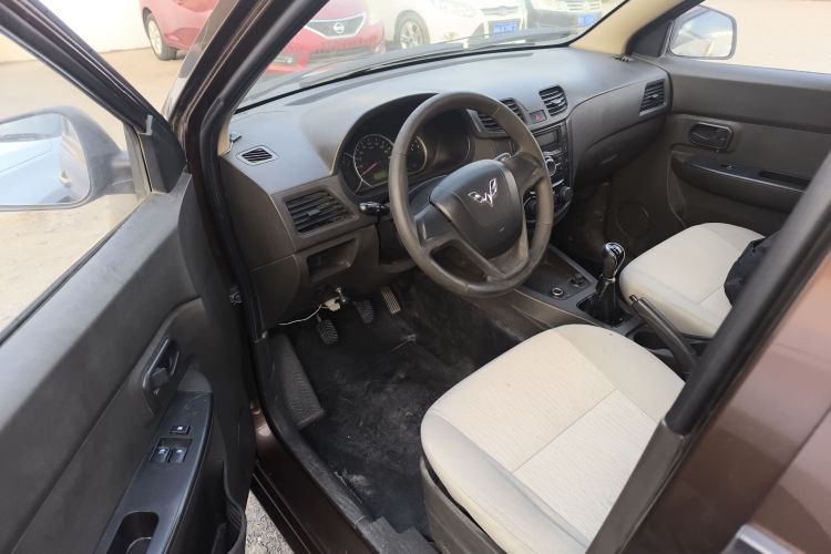 五菱汽车 五菱宏光 2015款 1.2L S 基本型国IV中控内饰7003