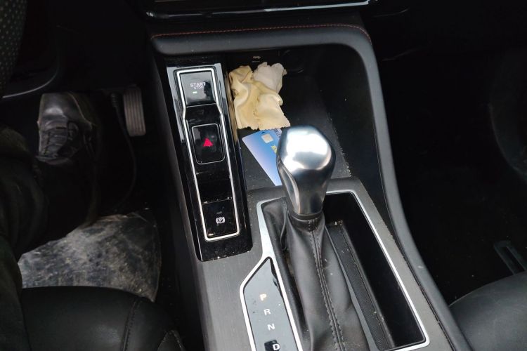 荣威i5 2023款 1.5L CVT尊荣版中控内饰18