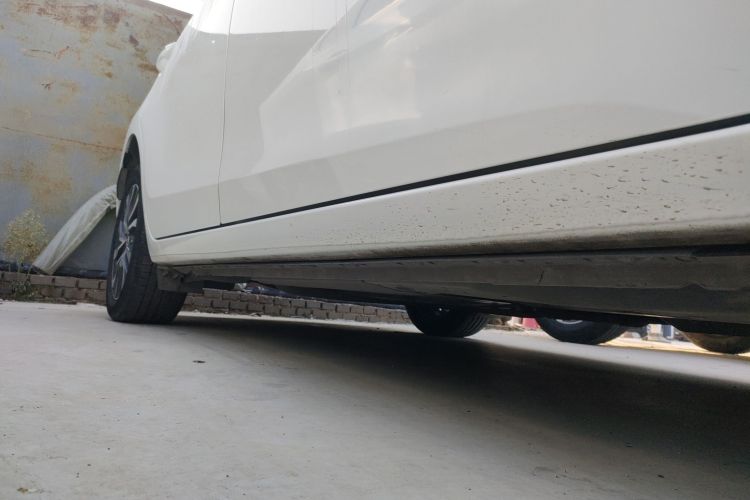 丰田 卡罗拉双擎E+ 2019款 1.8L E-CVT领先版局部细节9001