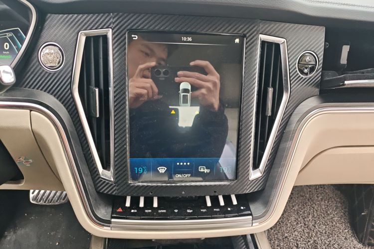 众泰T700 2017款 1.8T 双离合尊贵型中控内饰16