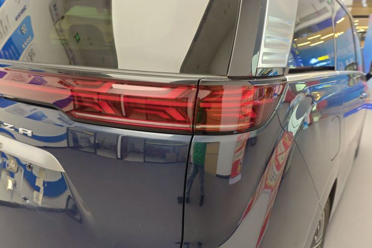 腾势D9 2022款 DM-i 970 四驱旗舰型车身外观9