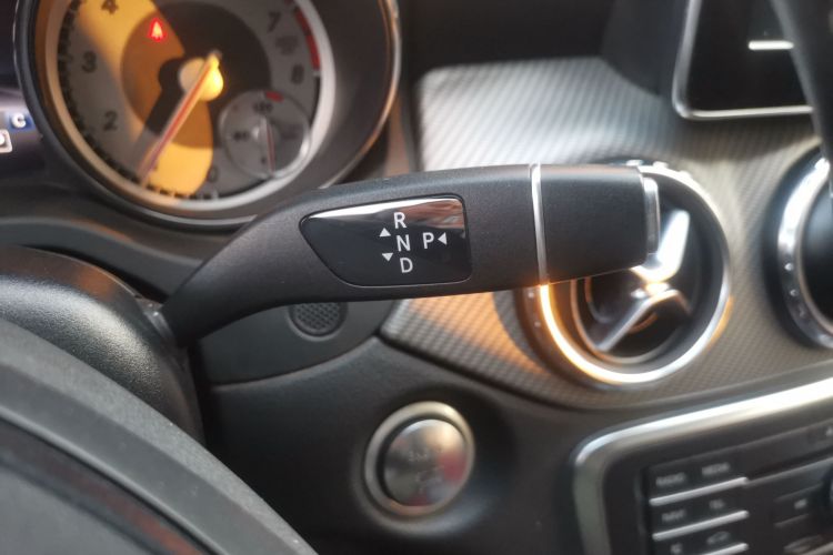 奔驰GLA 2016款 GLA 200 动感型中控内饰18