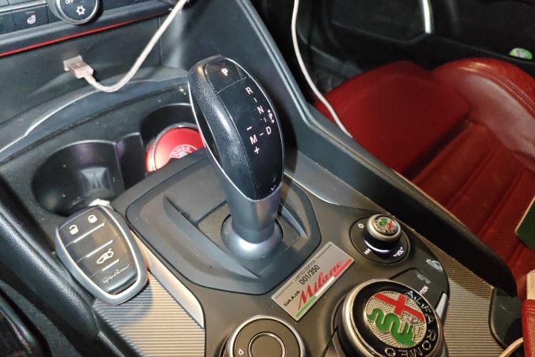 阿尔法·罗密欧 Giulia朱丽叶 2017款 2.0T 280HP Milano限量版中控内饰18