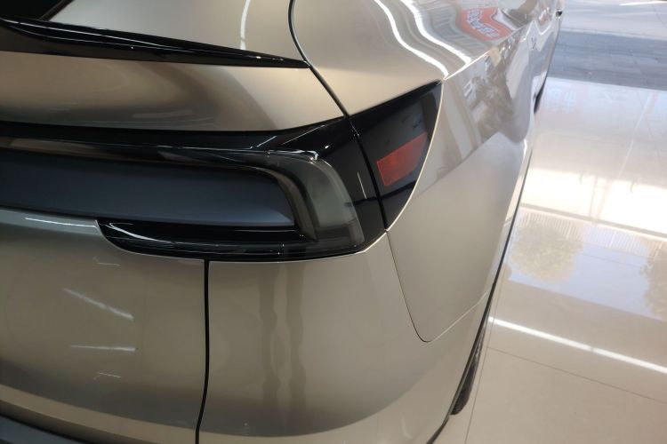 特斯拉 Model Y L 2025款 长续航全轮驱动版车身外观9