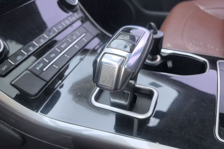 哈弗H8 2017款 2.0T 汽油两驱智享型中控内饰18