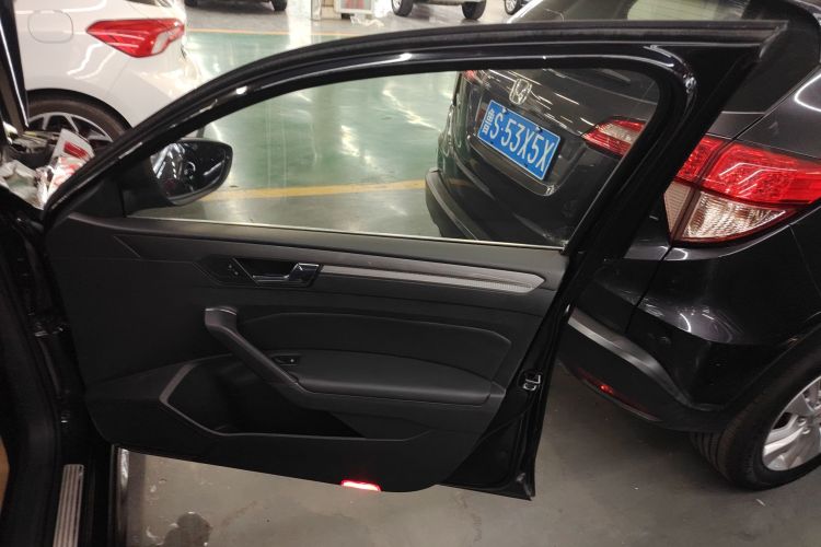 大众 帕萨特 2017款 330TSI DSG尊荣版中控内饰7005