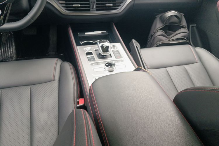 比亚迪 唐新能源 2018款 DM 2.0T 全时四驱智联创享型 7座 国V局部细节18