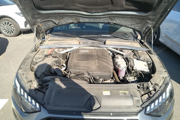 奥迪A4L 2024款 40 TFSI quattro RS套件燃速型机舱底盘24