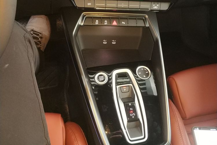 奥迪A3 2025款 A3L Limousine 35TFSI 飞驰尊享型中控内饰18