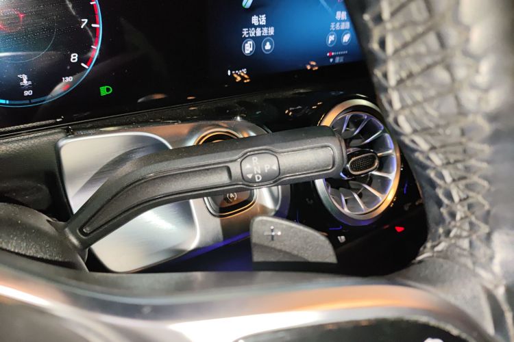 奔驰GLB 2022款 GLB 200 动感型中控内饰18