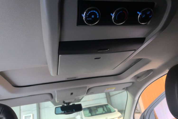 道奇 酷威 2013款 2.4L 两驱尊尚版中控内饰22