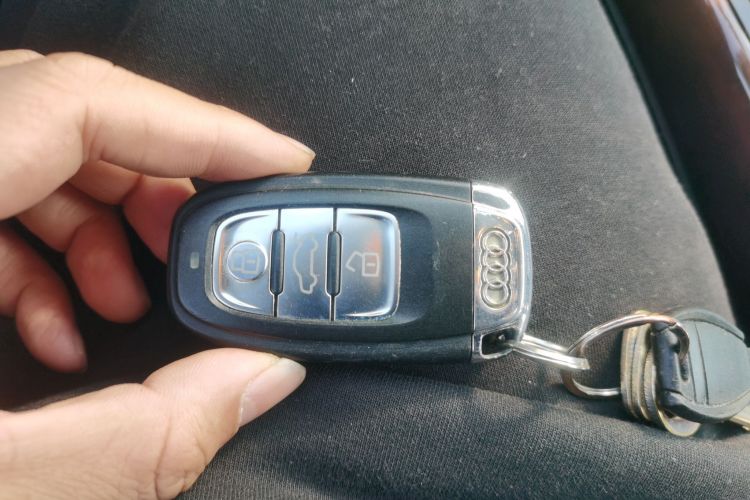 奥迪A4L 2011款 2.0 TFSI 技术型中控内饰7001