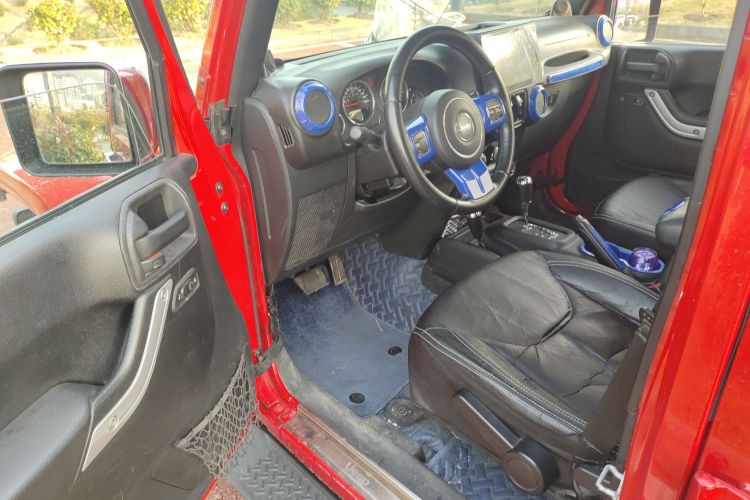 Jeep 牧马人 2014款 3.0L Sahara 四门版中控内饰20