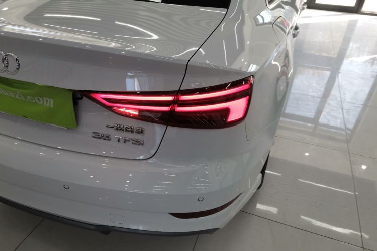 奥迪A3 2018款 30周年年型 Limousine 35 TFSI 时尚型车身外观9