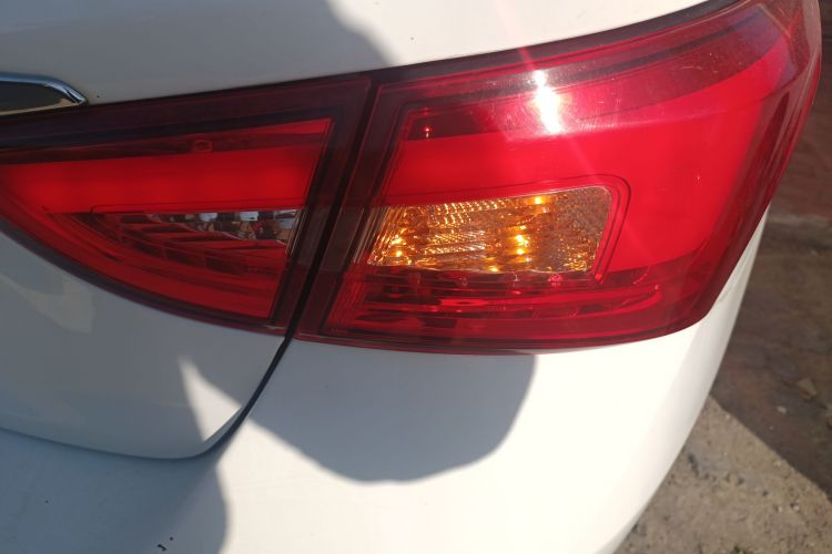 奇瑞 艾瑞泽5 2016款 1.5L CVT领潮版车身外观9