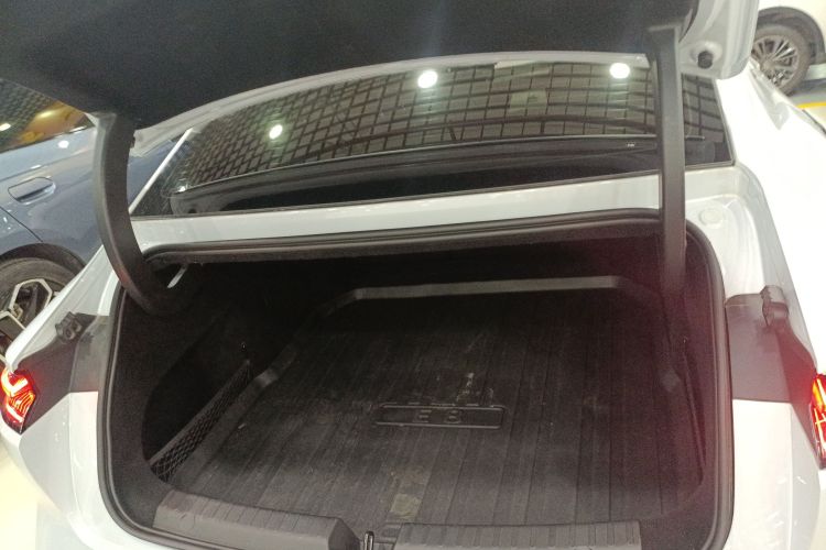 吉利银河 银河E8 2024款 550km 后驱PRO机舱底盘23