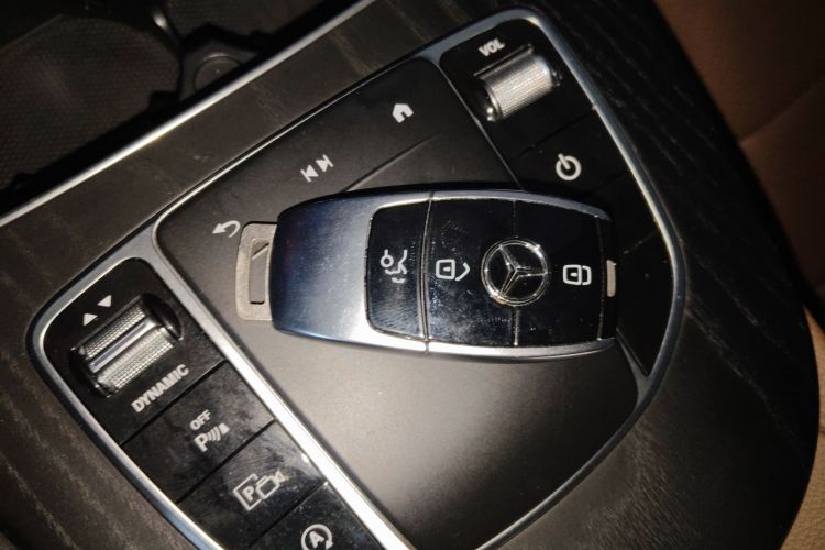 奔驰E级 2021款 E 300 L 运动时尚型中控内饰11