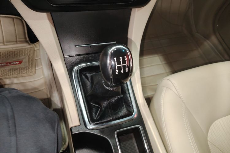 吉利汽车 帝豪 2017款 三厢百万款 1.5L 手动豪华型局部细节18