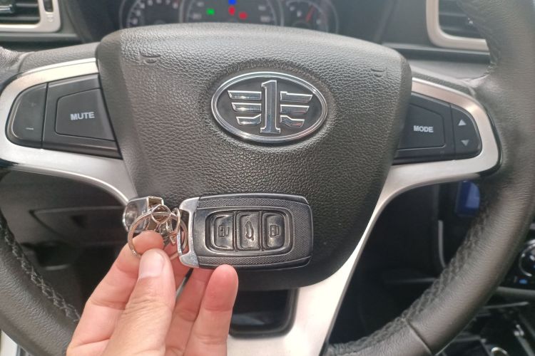 一汽 骏派D60 2016款 1.5L 手动豪华型中控内饰11