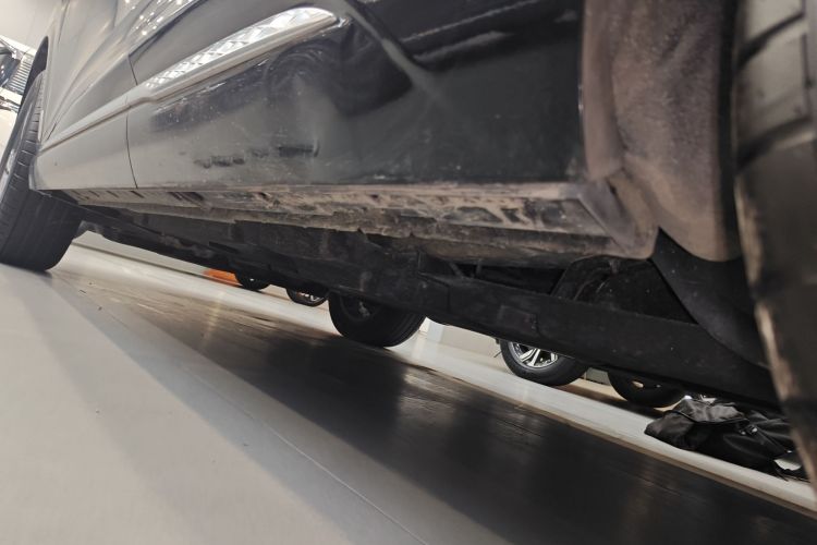 红旗HS3 2023款 1.5T 两驱善为版机舱底盘30