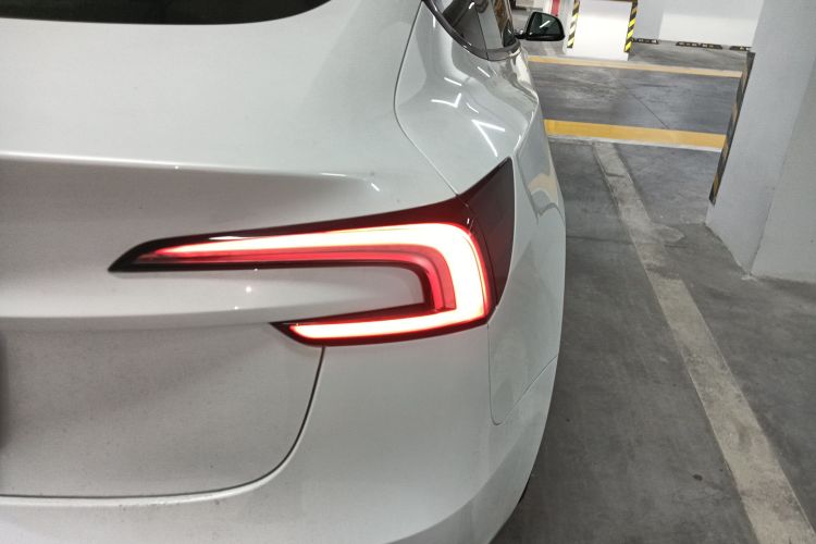 特斯拉 Model 3 2023款 后轮驱动版车身外观9