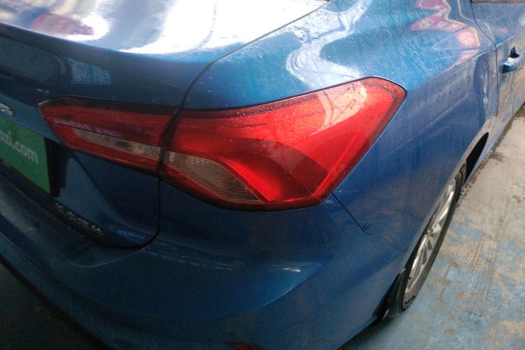 福特 福克斯 2020款 三厢 EcoBoost 180 自动锋潮型车身外观9