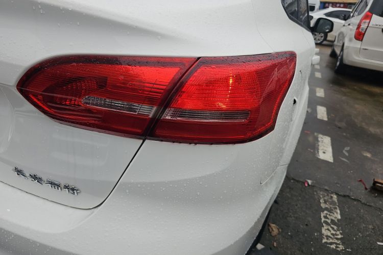 福特 福克斯 2018款 三厢经典 1.6L 自动舒适型智行版车身外观6006