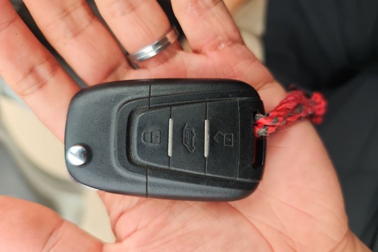 上汽大通MAXUS 新途V80 2021款 2.0T 手动经典城配王短轴超低顶3座中控内饰7001